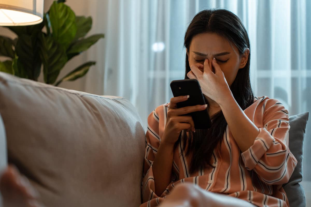 girl on facetime who has a bad headache